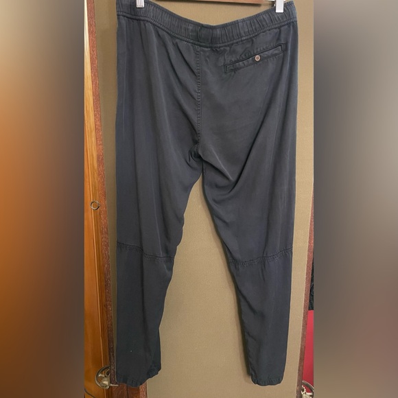 Tentree Colwood Pant Black Tencel
Relaxed Fit | Medium - Picture 3 of 5